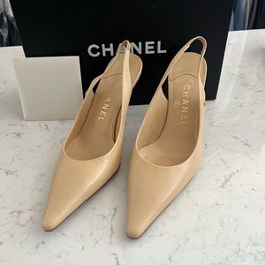 Vintage Chanel Beige Slingback pumps. Logo size 36.5